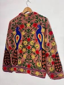 Chaqueta de terciopelo rosa premium con bordado de pavo real, abrigo artesanal bohemio con arte floral Suzani, ropa exterior femenina de inspiración vintage. - Product Image 3