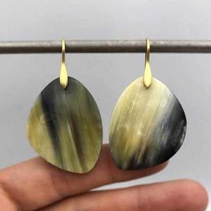 Boucles d'oreilles en corne de buffle véritable, 100% naturelles, écologiques, faites à la main, design floral, bijoux de luxe pour femmes et filles - Product Image 3