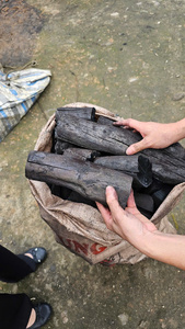 Carbón Vegetal Negro de Madera Dura Premium para Parrilla, Alta Temperatura, Larga Duración, Bajo en Cenizas, Suministro a Granel de Madera Natural, 7000-8000 Kcal/kg, para Exteriores - Product Image 4