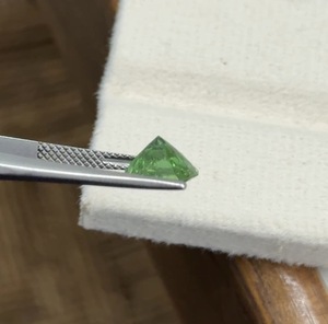 Tsavorita verde natural de 2,57 quilates, 8,5 mm, piedra de corte redondo para anillos y fabricación de joyas - Product Image 2