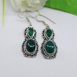 Pendientes de Plata de Ley con Ónix Verde Hechos a Mano, Joyería con Gemas Engastadas en Bisel, Regalo Elegante para Mujer, Accesorio de Moda - Product Image 2