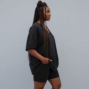 Artículo en Oferta: Conjunto de 2 Piezas para Mujer, 100% Algodón, Color Sólido, Camiseta con Cuello en V y Pantalones Cortos Holgados con Hombros Caídos - Product Image 6