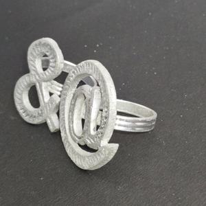 Anillo para Servilletas con Símbolo y Signo de Correo, Texturizado Plateado, de Aluminio, de una Sola Pieza, para Eventos Corporativos Modernos - Product Image 2