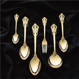 Juego de cubiertos de metal refinado diseñado para realzar la decoración de la mesa con una forma elegante y un uso confiable. - Product Image 2