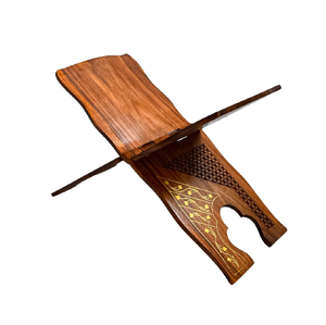 Les supports en bois pour le rehal favorisent un rangement respectueux entre les séances de lecture, reflétant une approche soucieuse de la prière et de l'étude. - Product Image 1