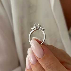 Bague de fiançailles unique en diamant de laboratoire de 2 carats de taille marquise, bague de mariage en or blanc 14 carats à cinq pierres serties bassement montées, certifiée IGI - Product Image 3