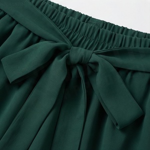 Jupe élégante en mousseline de soie pour femme, coupe trapèze, avec nœud à la taille, longueur genou, en organza vert uni, design plissé - Product Image 4