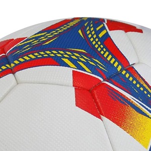 Ballon de football durable cousu à la machine avec fonction anti-explosion pour des activités sportives de plein air durables, options de logo personnalisé - Product Image 2