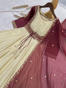 ชุดอานาร์กาลีผ้าเครปธรรมชาติสีงาช้างและสีแดงปักลาย พร้อมเสื้อโคติ ชุดสัลวาร์สำหรับงานปาร์ตี้แบบเรียบร้อยของอินเดียและปากีสถาน - Product Image 4