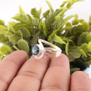 Anillo de compromiso unisex de lujo con topacio azul de Londres, hecho a mano, chapado en plata 925, con engaste de canal en aleación de metal precioso. - Product Image 2