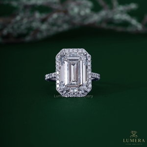 Anillo de Compromiso de Diamante Cultivado en Laboratorio con Corte Esmeralda de 5.53CT, Anillo de Boda con Halo Pavé para Mujer - Product Image 1