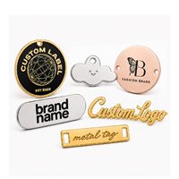 Étiquettes métalliques 3D personnalisées en gros avec logo en relief, étiquettes décoratives en laiton imprimées en sérigraphie pour vêtements, sacs et accessoires vestimentaires