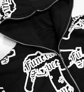 Sudadera con capucha y cremallera 100% algodón, personalizada con bordado y diseño de calavera de streetwear en toda la superficie, para hombre. - Product Image 3