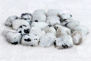 Pierres précieuses blanches, pierres roulées de forme libre pour la décoration de la maison, artisanat Feng Shui - Product Image 2