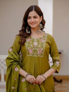 Ensemble Kurti élégant et droit avec dupatta en soie – Vêtements ethniques haut de gamme pour le marché international - Product Image 4