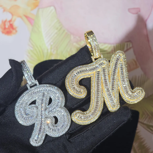 Collier chaîne Hip Hop unisexe en argent 925 plaqué rhodium avec pendentif lettre personnalisé Jay, breloque à thème en cristal taille brillant pour usage quotidien - Product Image 1