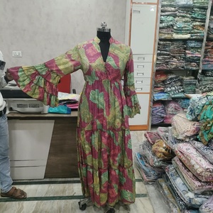 Vestido largo informal de verano para mujer, estilo bohemio, con estampado floral, cuello en V, manga acampanada, cintura imperio y volantes. - Product Image 3