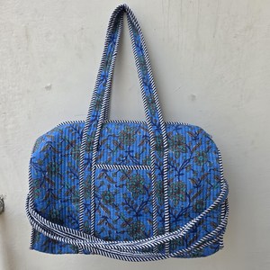 Bolsa de Lona Acolchada de Algodón con Diseño Floral Azul, Hecha a Mano, Sostenible, Artesanal, Ligera, de Gran Capacidad, para Viajes de Fin de Semana - Product Image 1