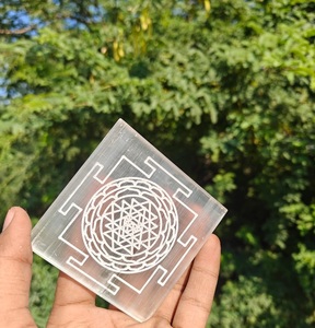 Plaque en cristal de sélénite naturelle carrée gravée Shree Yantra pour la guérison spirituelle et la méditation avec motif animal - Product Image 5