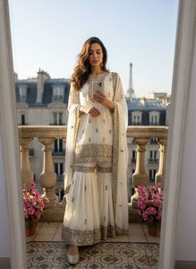 Ensemble prêt-à-porter entièrement cousu avec haut en faux georgette orné de broderies Zari et de pierres véritables, pantalon Sharara et dupatta. - Product Image 2