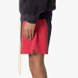 Pantalones Cortos Deportivos para Hombre con Bloques de Color, Cintura con Cordón Ajustable, Rojo y Negro, Estilo Casual Deportivo, Tejido Transpirable, Corte Medio - Product Image 1