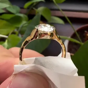 แหวนหมั้นมอสซาไนต์ทรงเจ้าหญิง ดีไซน์คล้ายเพชร เงินแท้ 925 ชุบทองคำเหลือง แบบวินเทจ ประดับเพชรแบบหนามเตย แหวนหรูหรา - Product Image 3