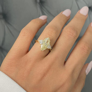 Bague de fiançailles en or jaune 14K avec diamant fantaisie jaune taille marquise de 5,50 carats, pierres latérales en diamant taille trilune, diamant de laboratoire serti à griffes VS+ - Product Image 4