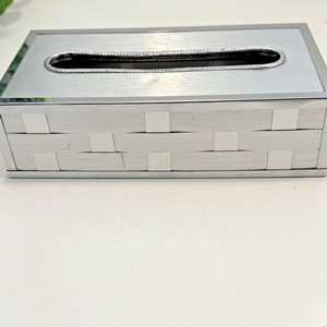 Boîte à mouchoirs vintage en métal argenté tressé pour comptoir ou mur Stylebuilt Style - Product Image 5