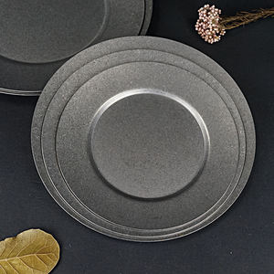 Assiette de service ronde en métal doré Lavie Creations, design moderne, passe au lave-vaisselle, pour la décoration de mariages et de fêtes - Product Image 3