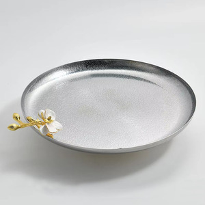 Support à gâteau élégant texturé argenté avec base martelée dorée et une poignée décorative en forme de branche florale blanche exquise - Product Image 5