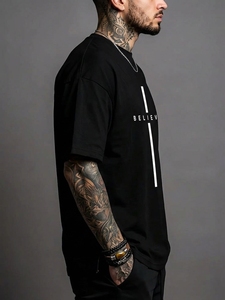 เสื้อยืดโอเวอร์ไซส์สีดำสำหรับผู้ชาย แขนสั้น คอกลม ผ้าเจอร์ซีย์คอตตอนลำลอง พิมพ์ลายตัวอักษรด้านหน้า ลายกากบาท - Product Image 2
