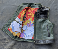 Veste de moto en cuir vert sur mesure avec des poches à motif crocodile embossé