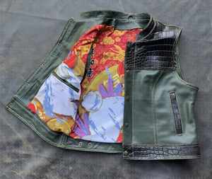 Chaleco de motociclista de cuero verde hecho a medida con bolsillos con diseño de cocodrilo en relieve - Product Image 4