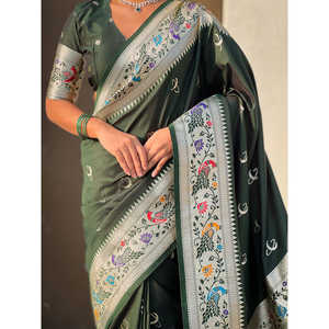 Sari en soie Paithani Chandrakor vert bouteille tissé au Zari de Banarasi pour mariages par Elite Weaves 650g en stock - Product Image 2