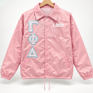 เสื้อแจ็คเก็ตโค้ชสีดำลายตัวอักษรกรีกสีชมพูฟ้าของชมรมนักเรียนหญิงแกมมา ฟิ ดัลต้า สำหรับผู้ชาย กันลม ป้องกันฝน คอปกพับได้ เหมาะสำหรับฤดูใบไม้ผลิ - Product Image 2