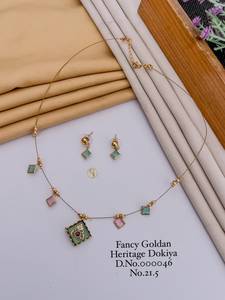 Ensemble de colliers fantaisie Goldan Heritage Dokiya avec cristal vert et strass rose, motif floral pour femmes - Product Image 3