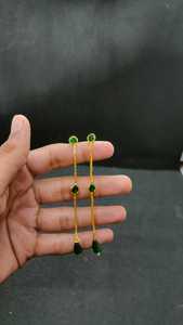 Boucles d'oreilles pendantes longues en chaîne plaquées or avec cristaux verts et pierres multiples en forme de goutte, bijoux fantaisie glamour pour femmes, vente en gros - Product Image 3