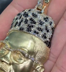 Collar de cadena de oro macizo 3D con colgante de cabeza de rapero XXXTentacion, estilo hip-hop, con incrustaciones de esmaltes de colores y diseño de tatuajes faciales. - Product Image 3