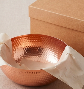 Cuenco de cobre martillado a mano con piedras lisas y decoración minimalista para uso doméstico y decoración de mesa. - Product Image 6