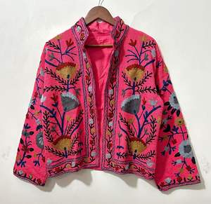 Chaqueta Suzani bordada a mano en terciopelo rosa con estampado floral, ropa de playa, chaqueta india, mayorista de chaquetas, chaquetas de invierno - Product Image 2