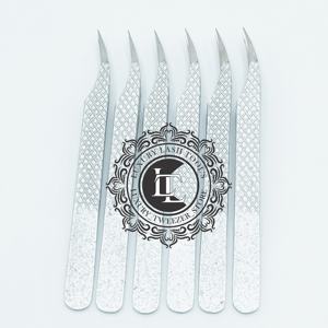 Pinzas de Pestañas Profesionales de Lujo con Agarre de Diamante, Calidad Premium, Hechas a Mano, de Acero Inoxidable con Brillo Plateado - Product Image 1