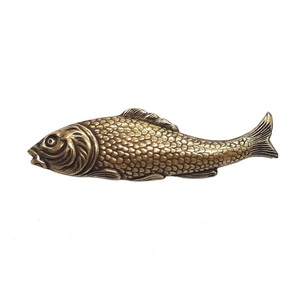 Sculpture de poisson en laiton design, élégante décoration nautique pour table à manger, bureau et entrée - Product Image 1