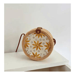 Sac rond en rotin fait main avec incrustation de nacre - Product Image 5