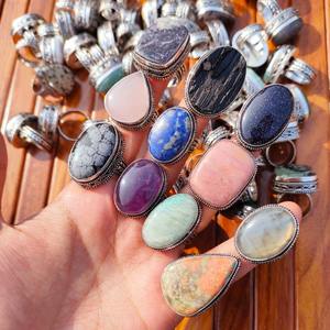 Anillo de latón con piedra natural, curación de chakras, alivio del estrés y protección espiritual. Joyería disponible al por mayor desde India. - Product Image 1