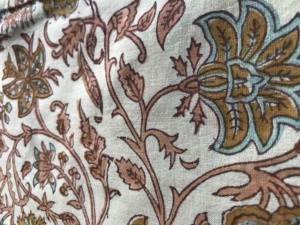 ผ้าฝ้ายพิมพ์ลายบล็อกสีแดง ลายดอกไม้สีขาว ลายบุตะ |   ตลาดขายส่งเจียปุร์ - Product Image 3