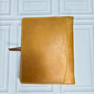 Portafolio de Cuero Genuino Vintage con Grabado Floral, Color Bronceado, Cierre de Hebilla, Accesorio para Bolso - Product Image 2