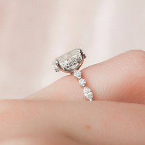 แหวนหมั้นทรงวงรีสุดพิเศษ ทอง 14K ประดับเพชรแล็บโกรว์ ดีไซน์คลาสสิกสำหรับผู้หญิง - Product Image 3