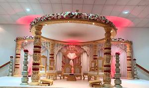 Fabuloso Artesanía de madera Tri Pilar Boda Mandap Diseñador Triple Pilares Boda Mandap Tradicional Boda de madera Mandap Reino Unido - Product Image 3