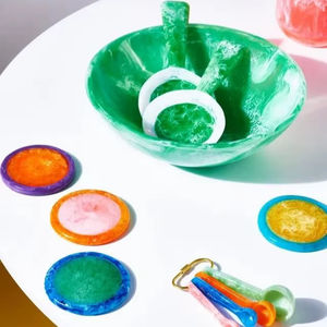 Bol moderne en résine époxy pour une décoration de table contemporaine, ajoutant une profondeur de couleur et un style fonctionnel élégant. - Product Image 1