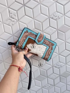 Cartera tallada a mano con diseño occidental, borde de embrague con cuero de piel de vaca de color turquesa, billetera multiusos - Product Image 2